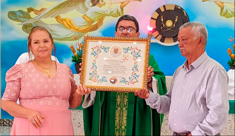 SANTA MISSA EM AÇÃO DE GRAÇAS PELO JUBILEU DE OURO DO CASAL MARICELE HELENA E RAIMUNDO FREITAS