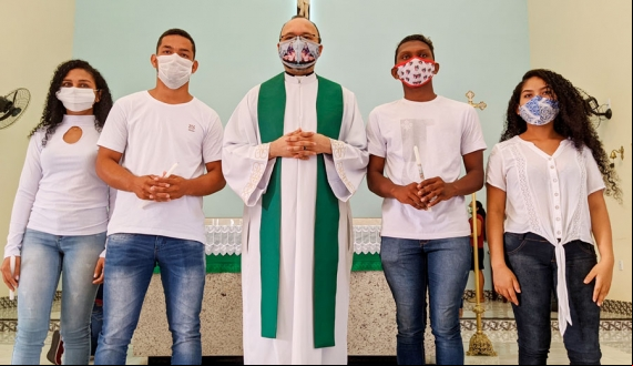 CELEBRAÇÃO DO SACRAMENTO DO BATISMO PARA CRIANÇAS E ADULTOS