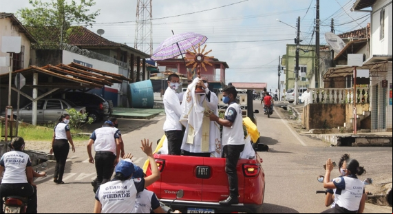 JESUS EUCARÍSTICO A PELAS RUAS DE IRITUIA NA FESTA DE CORPUS CHRISTI