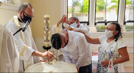 CELEBRAÇÃO DE BATISMOS DE ADOLESCENTES E ADULTOS NA MATRIZ