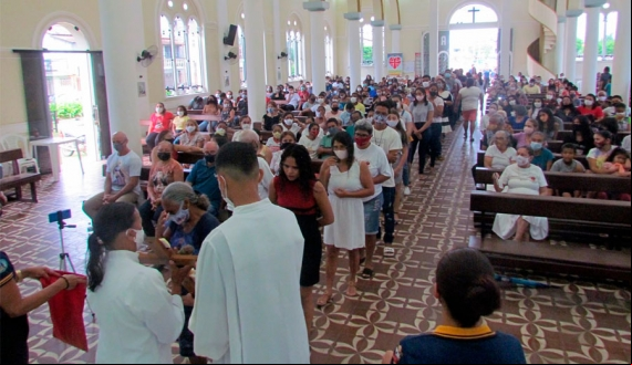 CELEBRAÇÃO DA ADORAÇÃO DE CRISTO NA CRUZ ACONTECE NA IGREJA MATRIZ
