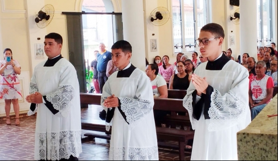 CERIMÔNIA DE INVESTIDURA DE NOVOS CERIMONIÁRIOS DA PARÓQUIA ACONTECE NA FESTA DE CRISTO REI